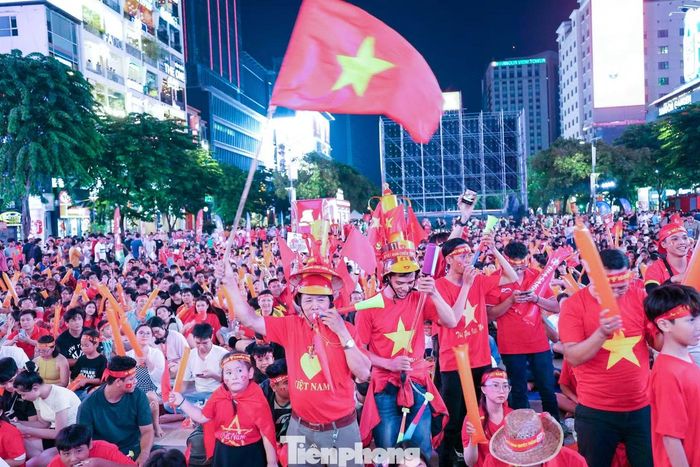 Khoảng 22h, khi tiếng còi kết thúc trận đấu vang lên trên sân Rajamangala (Bangkok, Thái Lan), phố đi bộ Nguyễn Huệ lập tức bùng nổ. Hàng nghìn cổ động viên giơ cao cờ Tổ quốc, hô vang “Việt Nam”, tiếng còi và kèn cổ vũ vang khắp khu vực trung tâm thành phố.