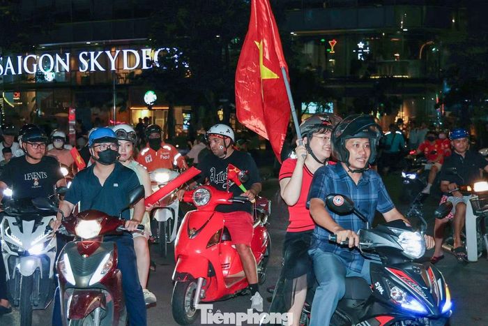 Trước đó, từ đầu tối, phố đi bộ Nguyễn Huệ đã chật kín người hâm mộ. Nhiều cổ động viên mặc áo đỏ, mang theo cờ Tổ quốc, băng rôn, kèn cổ vũ, tập trung trước các màn hình LED lớn để theo dõi trận đấu.