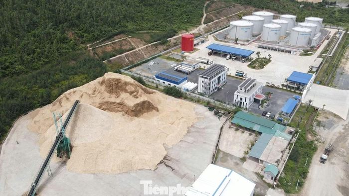Bãi tập kết gỗ dăm nằm trong khu vực Cảng Vũng Áng, xung quanh có nhiều kho chứa, kinh doanh nhiên liệu và hóa chất.