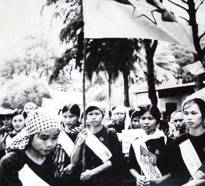 Bà Bích Nga (thứ hai từ phải sang) cùng những cựu tù được tàu hải quân đưa về đất liền sau ngày giải phóng miền Nam 30/4/1975 (Ảnh: Nhân vật cung cấp).