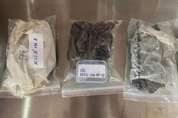 Những chiếc khăn có hoa văn tương tự được tìm thấy cùng khu vực, trở thành manh mối phục vụ xác minh danh tính liệt sĩ. (Ảnh: BTL)