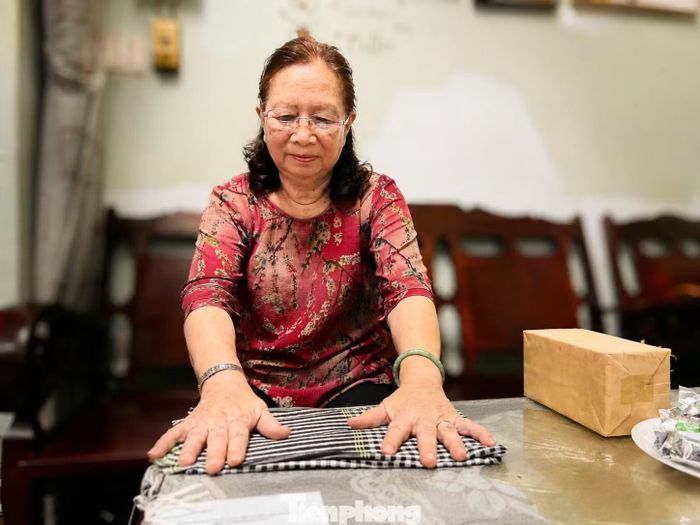  Bà Nguyễn Thị Phương, nguyên chiến sĩ Biệt động Sài Gòn, từng là thư ký của Thiếu tướng Trần Hải Phụng, chia sẻ về những dấu hiệu nhận biết trong hoạt động bí mật. (Ảnh: Nguyễn Tiến) 