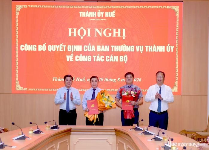 Thường trực Thành ủy Huế trao các quyết định về công tác cán bộ. Ảnh: Báo Huế Ngày nay