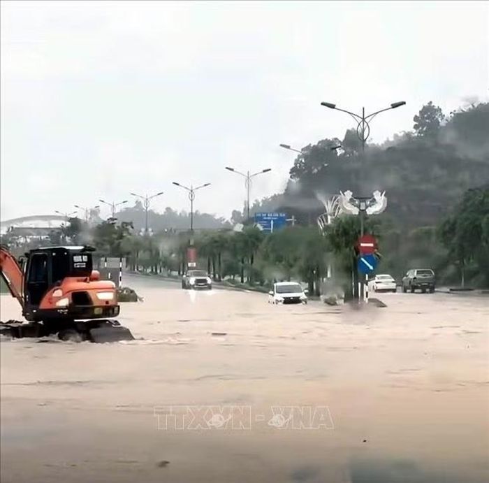 Tuyến đường tại đặc khu Vân Đồn (Quảng Ninh) ngập sâu do mưa lớn. Ảnh: TTXVN phát