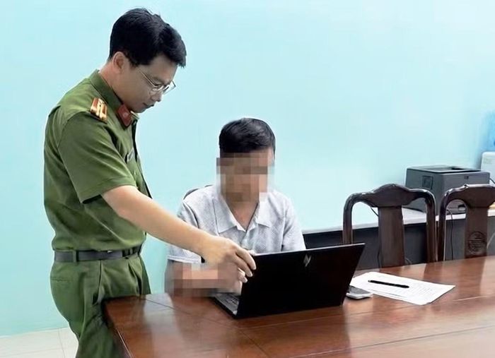 Công an làm việc với đối tượng T.H.H liên quan hành vi vi phạm của đối tượng. Ảnh CACC