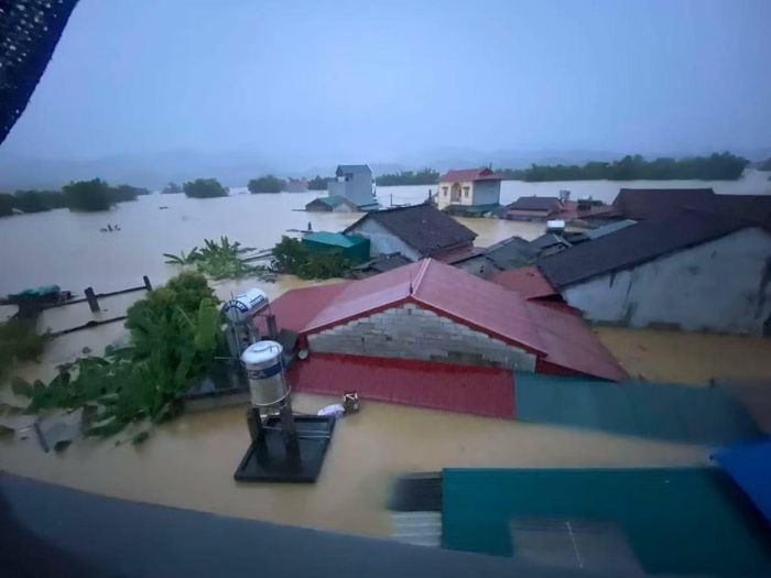 Nước sông dâng cao khiến khu dân cư thuộc xã Thất Khê bị ngập đến gần nóc nhà, giao thông chia cắt.