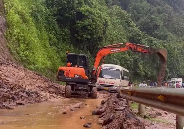 Lực lượng chức năng khắc phục sự cố sạt lở