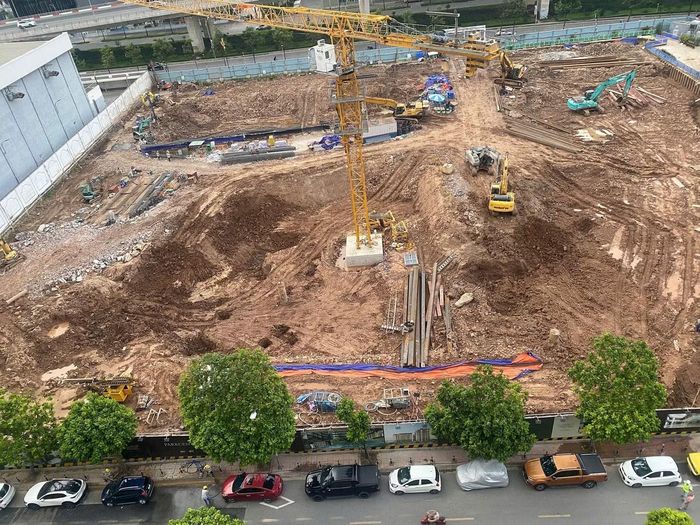 Công trường dự án Hà Nội ParkCentric nằm kề chung cư Hanoi Homeland (phường Bồ Đề).