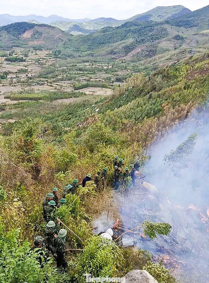 Cán bộ, chiến sĩ Trung đoàn 739, Bộ Chỉ huy Quân sự tỉnh Gia Lai tham gia chữa cháy.