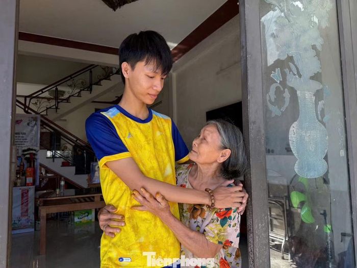 Hồng Anh và bà nội xúc động khi khoản nợ được xóa, ngôi nhà được giữ lại. Ảnh: Hoài Văn