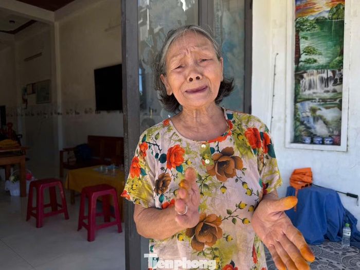 Bà Huỳnh Thị Trí mừng đến mất ngủ khi biết khoản nợ đã được xóa và giữ được ngôi nhà cho ba bà cháu.