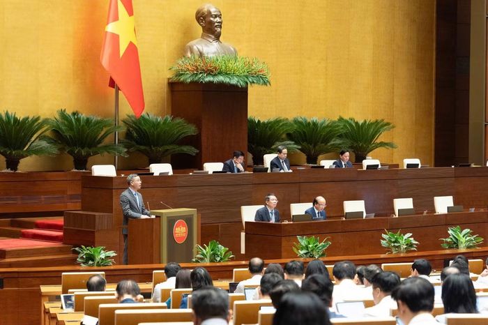 Bộ trưởng Bộ Tài chính Ngô Văn Tuấn trình bày báo cáo giải trình, tiếp thu. (Ảnh: QH)