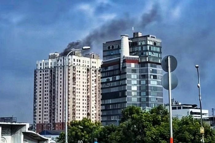 Hình ảnh khói bốc lên từ chung cư cao tầng.