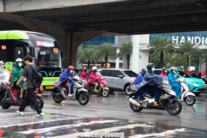 Giao thông qua khu vực diễn ra thuận lợi, thông thoáng.