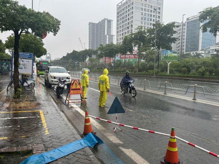 Theo Trung tâm Quản lý hạ tầng kỹ thuật TP Hà Nội, việc đưa các công trình chống ngập vào vận hành đã phát huy hiệu quả khi kiểm soát được 34/71 "điểm đen" (gồm 30 điểm cấp thành phố và 4 điểm cấp xã, phường quản lý). Đáng chú ý, nhiều khu vực từng ngập sâu từ 2 - 8 giờ trong năm 2025 như Đại lộ Thăng Long, Dương Đình Nghệ - Phạm Hùng, Ngoại giao đoàn, Nguyễn Trãi, Lương Thế Vinh - Tố Hữu... đến nay không còn phát sinh úng ngập sau các đợt mưa lớn.