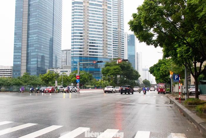 Ghi nhận vào chiều tối 22/8 và sáng 23/8, dù có mưa lớn kéo dài, các trục đường Dương Đình Nghệ và Phạm Hùng chỉ ghi nhận tình trạng phương tiện di chuyển chậm, không xảy ra ngập úng.