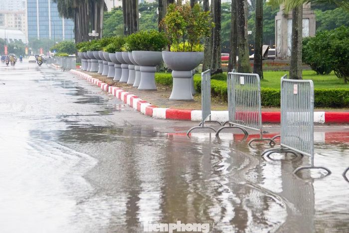 Tương tự, tại đường Lê Quang Đạo, dù mưa lớn kéo dài nhiều ngày nhưng toàn tuyến cơ bản thông thoáng, các phương tiện lưu thông thuận lợi, chỉ xuất hiện vài điểm đọng nước nhẹ sát mép đường.
