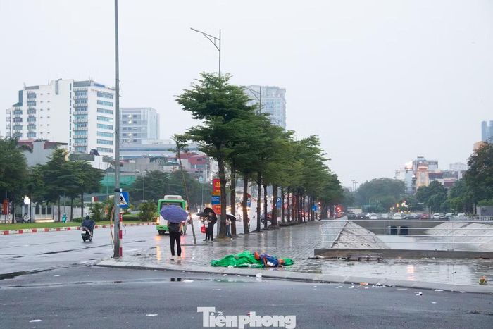 Ghi nhận tại khu Ngoại giao đoàn, tình trạng ngập sâu kéo dài đã không còn tái diễn. Người dân sống tại khu vực cho biết, trong các trận mưa lớn vừa qua, nước trên các trục đường nội khu rút nhanh chóng, chưa xuất hiện tình trạng úng ngập như các năm trước.