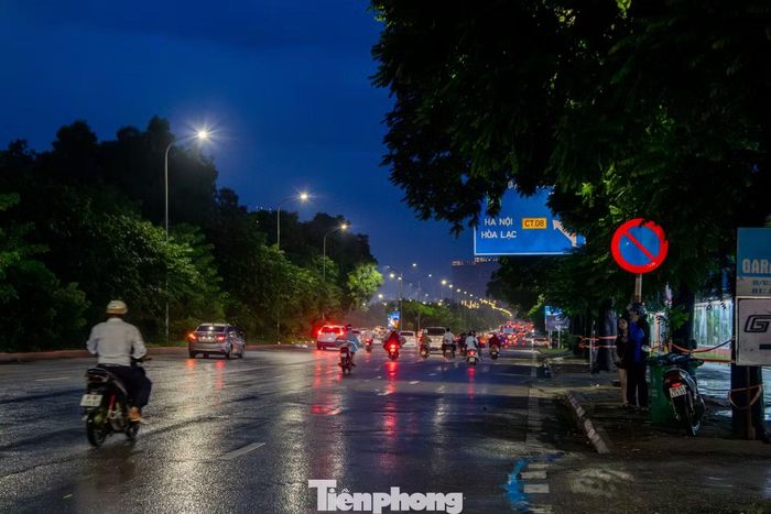 Tuyến Đại lộ Thăng Long (đoạn qua phường Tây Mỗ) từng là điểm ngập nặng với mức nước sâu từ 0,6 - 0,8m ở cả hai bên đường gom mỗi khi mưa lớn. Tuy nhiên, trong các đợt mưa vừa qua, toàn tuyến ghi nhận mặt đường thông thoáng, không còn xuất hiện tình trạng ngập úng.