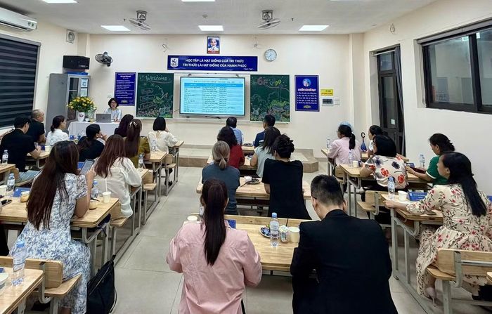 Phụ huynh lớp 6 dự cuộc họp đầu tiên trước thềm năm học mới.