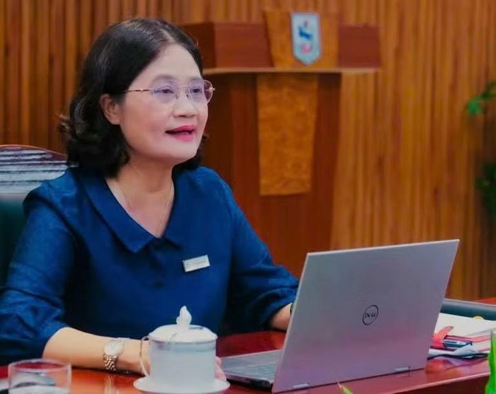 Bà Tô Thị Hải Yến trao đổi với phụ huynh trong buổi họp phụ huynh trực tuyến.