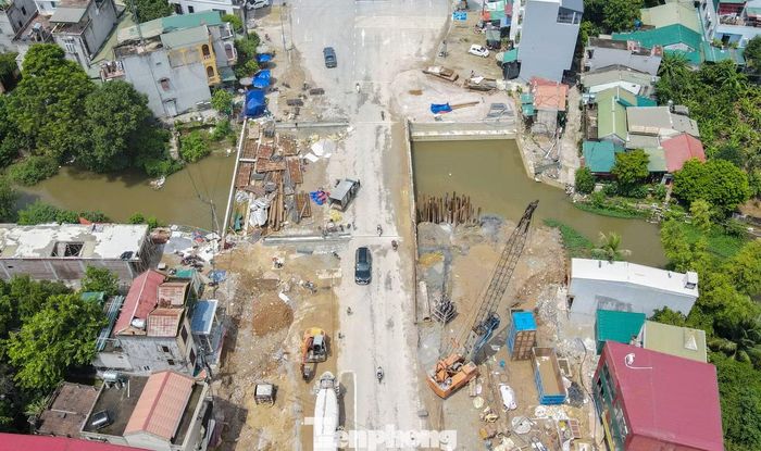 Trên tuyến 1,5 km đại lộ Lê Lợi đang mở rộng sẽ có hai cây cầu gồm cầu Cao bắc qua kênh Bắc đã hoàn thiện và cầu Đống bắc qua sông Nhà Lê đang thi công mở rộng mặt cầu tương đương với diện tích mặt đường sau mở rộng.