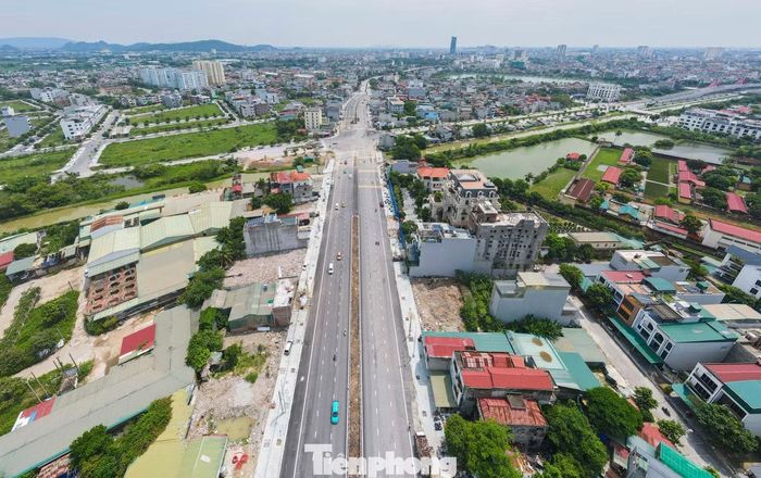 Đại lộ Lê Lợi - con đường nội đô đẹp nhất TP. Thanh Hóa (cũ), nay là khu vực giáp ranh giữa hai phường Hạc Thành và Đông Quang (tỉnh Thanh Hóa) được đầu tư mở rộng, với tổng mức hơn 1.000 tỷ đồng.