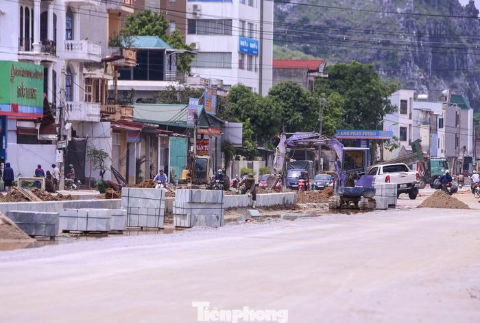 Trao đổi với PV Tiền Phong, đại diện Ban Quản lý dự án đầu tư xây dựng các công trình Dân dụng và Công nghiệp Thanh Hóa (chủ đầu tư) cho biết, đến nay, tiến độ dự án đạt hơn 75%. Trước yêu cầu đưa dự án thông xe kỹ thuật, giảm ùn tắc giao thông vào 2/9, vượt tiến độ 3 tháng, chủ đầu tư đã yêu cầu các nhà thầu tập trung nhân lực, máy móc, thiết bị... khẩn trương đẩy nhanh tiến độ đề ra.