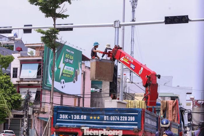Theo ghi nhận, sau thời gian thi công, đến nay, tại điểm đầu dự án ở ngã tư Phú Sơn (phường Hạc Thành) - nơi giao cắt giữa đường Nguyễn Trãi và đại lộ Lê Lợi đến đường Đặng Việt Châu đã cơ bản hoàn thành nền đường. Đơn vị thực hiện dự án đã kẻ vạch đường, trồng cây xanh ở dải phân cách, lát vỉa hè, lắp đặt hệ thống đèn tín hiệu giao thông...