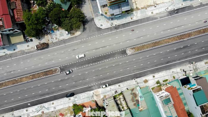 Sau khi mở rộng, đại lộ Lê Lợi sẽ có bề rộng 43m bao gồm vỉa hè, tính riêng nền đường rộng 30m, có dải phân cách cứng ở giữa, vận tốc thiết kế 50 km/h.