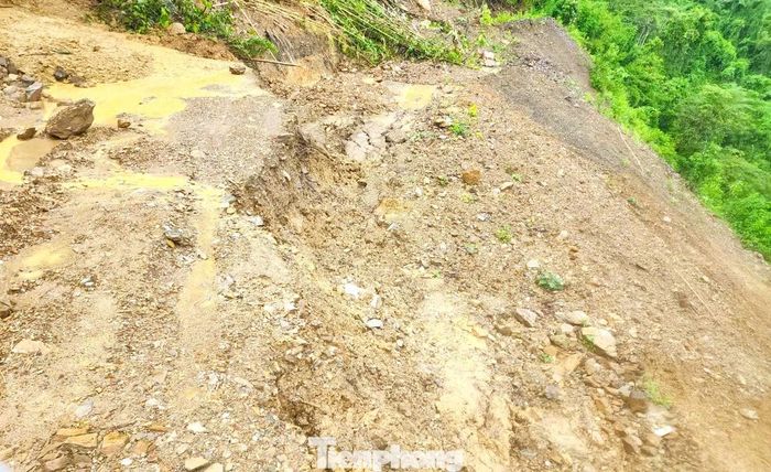 Nhiều đoạn đường bị mất do sạt lở ta luy âm.