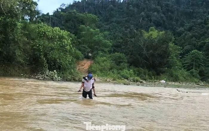 Nhiều đoạn người dân phải lội qua suối để đi.