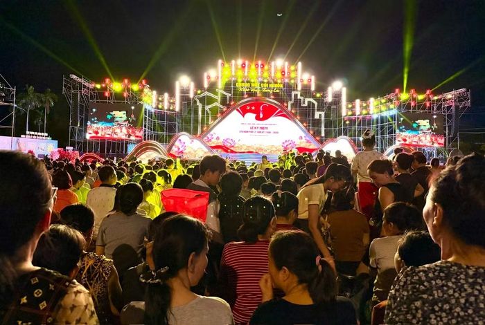 Rất đông người dân tham dự và theo dõi lễ kỷ niệm 120 năm Phủ lỵ Tam Kỳ.