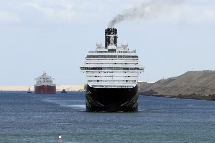 Tàu thuyền đi qua kênh đào Suez tại tỉnh Ismailia của Ai Cập. Ảnh: Xinhua.