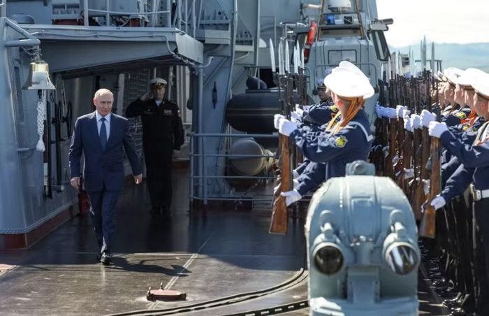 Tổng thống Nga Vladimir Putin trên tàu tuần dương tên lửa "Varyag" sau khi kết thúc các cuộc tập trận của Hạm đội Thái Bình Dương. Ảnh: RIA-Novosti.