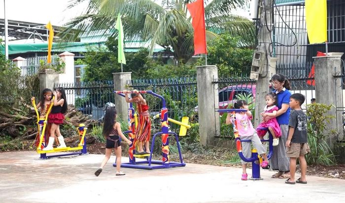 Người dân, thiếu nhi trải nghiệm các hạng mục tại "Không gian thể thao thanh niên".