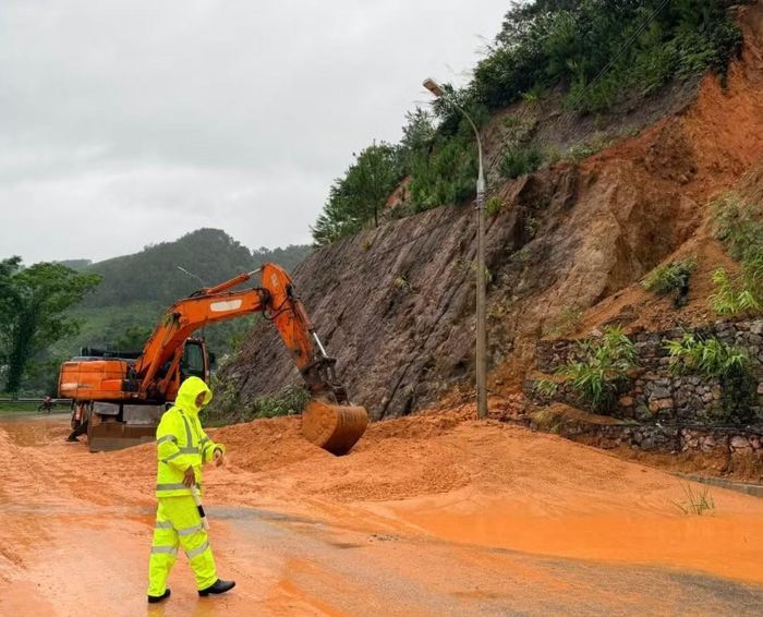 Tại khu vực cầu 2 đặc khu Vân Đồn liên tiếp xảy ra 2 vụ sạt lở đất chắn cả đường đi.