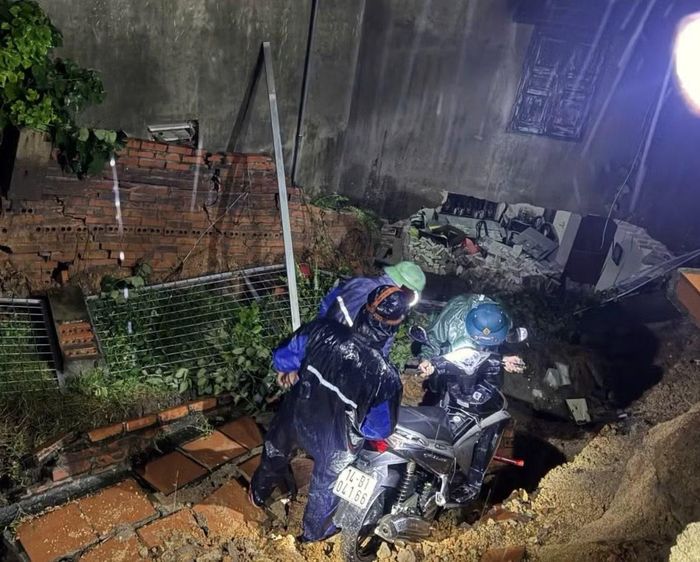 Đặc biệt, trong đêm 22/8, một nhà dân ở Tổ 8, khu 4 phường Bãi Cháy bị sạt lở nghiêm trọng, lực lượng chức năng đã có mặt kịp thời khẩn cấp di dời người dân đến nơi an toàn.