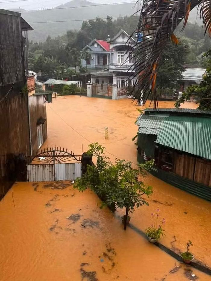 Khu vực phường Mông Dương nhiều nơi bị ngập sâu trong nước.