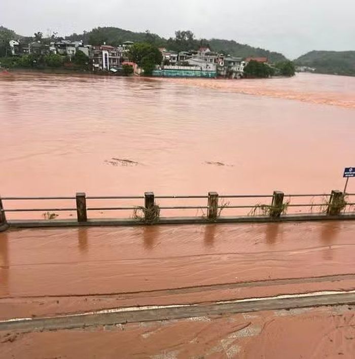Mưa lớn khiến nước sông Tiên Yên dâng cao.