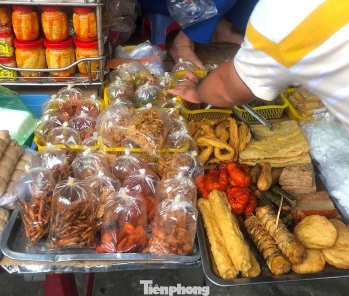Nhiều loại thực phẩm giả chay có màu sắc bắt mắt, được cho vào túi ni-lon hoặc phơi mình mặc kệ nắng, bụi.