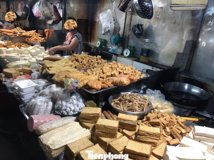 Nhiều loại thực phẩm chay "3 không" được bày bán ở chợ, nồi dầu chiên đã chuyển màu đen vẫn được tiểu thương sử dụng
