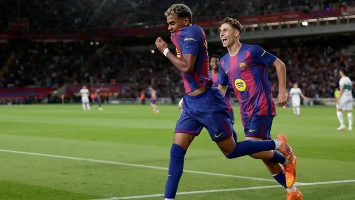 Yamal ăn mừng trong trận Barca đánh bại Elche 3-1 mùa trước.