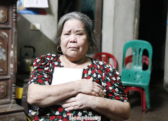 Bà Hanh ôm bức ảnh liệt sĩ Nguyễn Văn Hậu. Ảnh: Nguyễn Thắng.