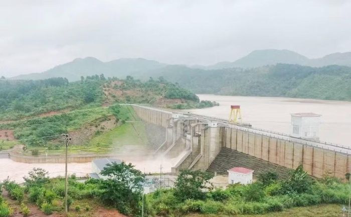 Tại đập thủy điện Bản Lải, do nước lũ đổ về nhiều từ đêm 22/8, đập bắt đầu xả lũ, lực lượng chức năng khuyến cáo ở thời điểm hiện nay người dân không đến gần khu vực xung quanh đập.