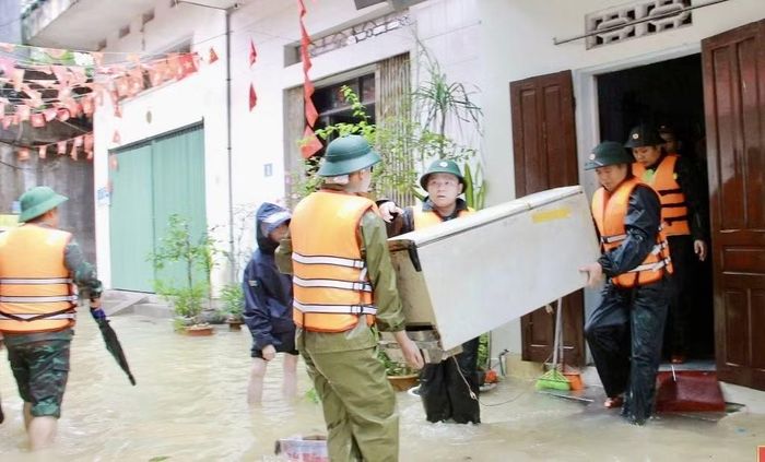 Tại khu vực ven sông Kỳ Lừa, nước tiếp tục dâng cao, sáng nay lực lượng chức năng gồm quân đội, công an đã hỗ trợ người dân di chuyển đồ đạc để đi di tản.