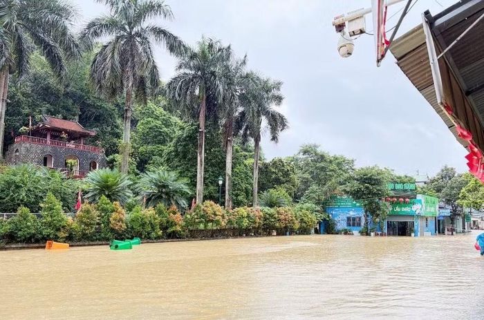 Tại khu vực trung tâm Lạng Sơn nước ngập sâu cả mét, nhiều tuyến đường giao thông bị phong tỏa.