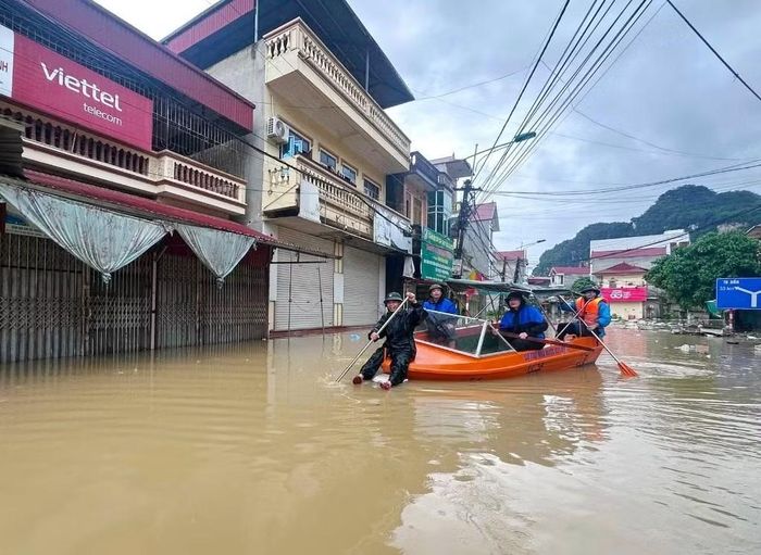 Tuyến QL4A Lạng Sơn đi Cao Bằng sáng nay đã thành "sông", các lực lượng đã dùng thuyền di chuyển cứu trợ người dân có nhà bị ngập nước