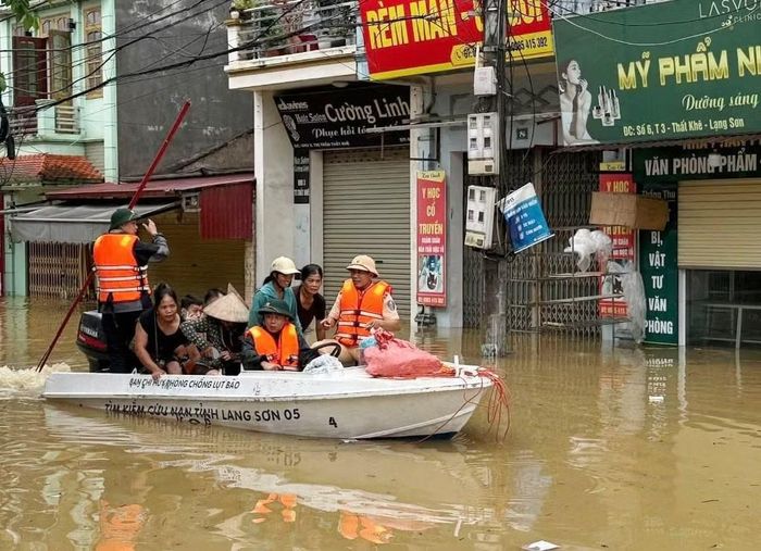 Tại xã Thất Khê các tuyến đường cũng bị ngập sâu, CSGT phải dùng ca nô di chuyển trên đường để cứu trợ, đưa người già, trẻ em, phụ nữ di tản.