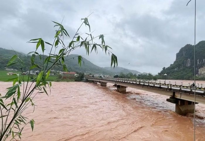 Sáng 23/8, tại nhiều sông trên địa bàn tỉnh Lạng Sơn, mực nước ngập tiếp tục dâng cao vượt mức báo động 3